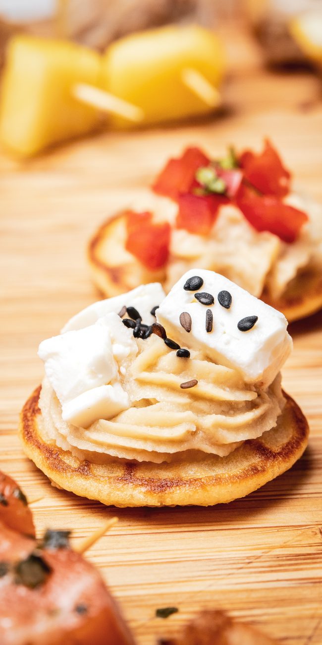 Cocktail - blinis crème houmous fêta